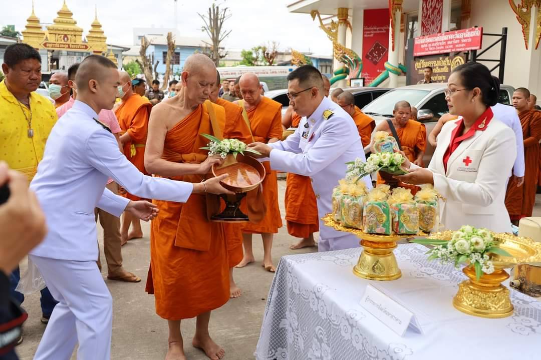 จังหวัดมหาสารคามนำพสกนิกรทุกหมู่เหล่าร่วมทำบุญตักบาตรเนื่องในวันคล้ายวันพระบรมราชสมภพพระบาทสมเด็จพระบรมชนกาธิเบศร มหาภูมิพลอดุลยเดชมหาราช บรมนาถบพิตร วันชาติ และวันพ่อแห่งชาติ 5 ธันวาคม 2566