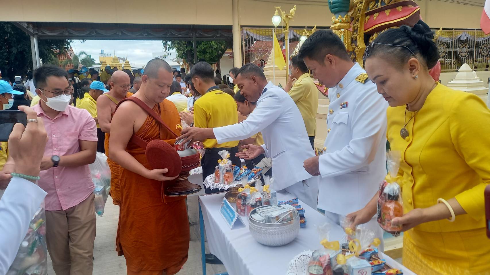 จังหวัดมหาสารคามนำพสกนิกรทุกหมู่เหล่าร่วมทำบุญตักบาตรเนื่องในวันคล้ายวันพระบรมราชสมภพพระบาทสมเด็จพระบรมชนกาธิเบศร มหาภูมิพลอดุลยเดชมหาราช บรมนาถบพิตร วันชาติ และวันพ่อแห่งชาติ 5 ธันวาคม 2566