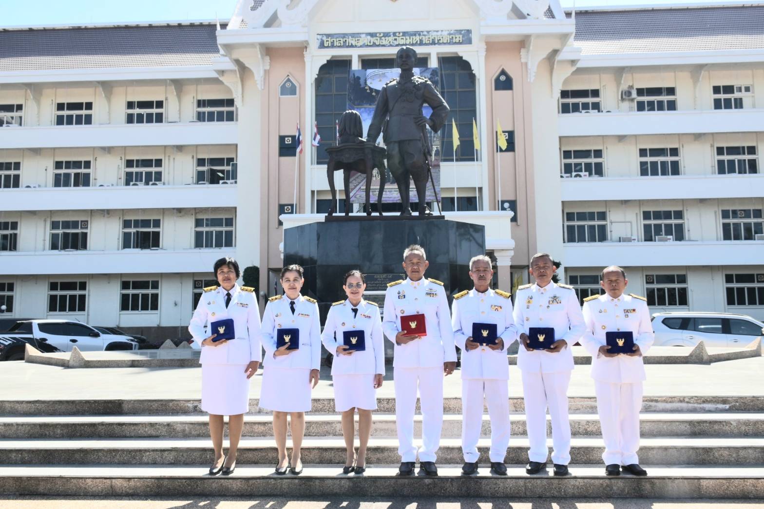 พช.มหาสารคาม ร่วมพิธีรับพระราชทานเครื่องราชอิสริยาภรณ์เบื้องหน้าพระบรมฉายาลักษณ์พระบาทสมเด็จพระเจ้าอยู่หัว