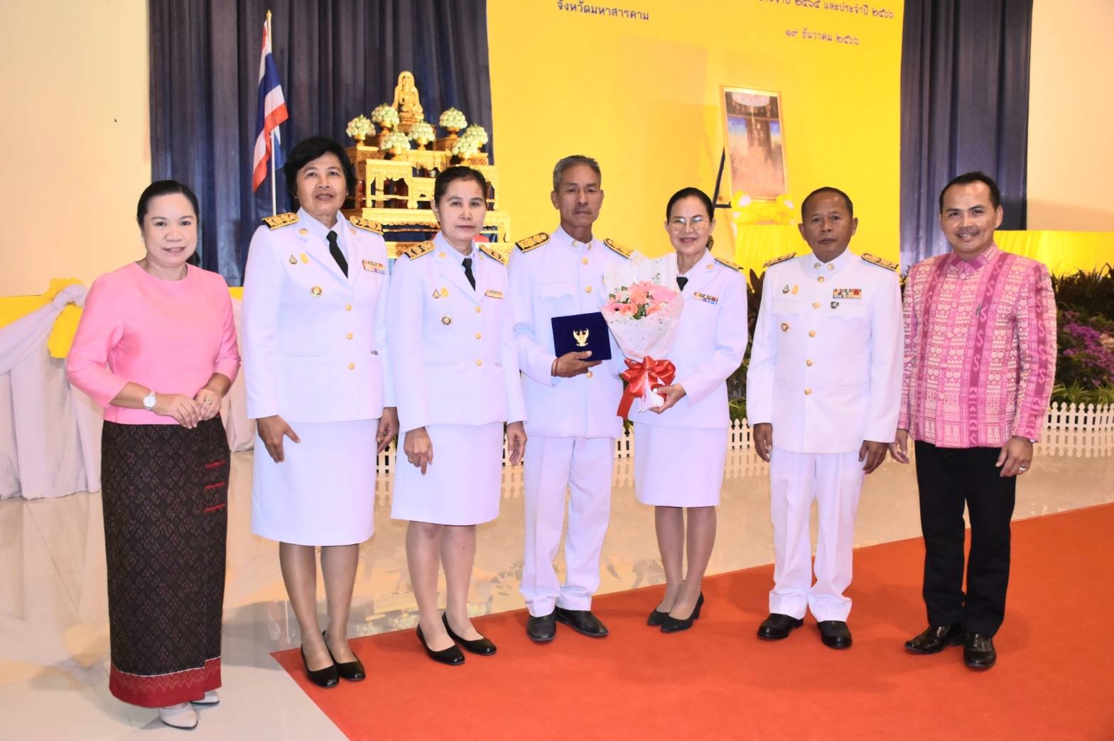 พช.มหาสารคาม ร่วมพิธีรับพระราชทานเครื่องราชอิสริยาภรณ์เบื้องหน้าพระบรมฉายาลักษณ์พระบาทสมเด็จพระเจ้าอยู่หัว