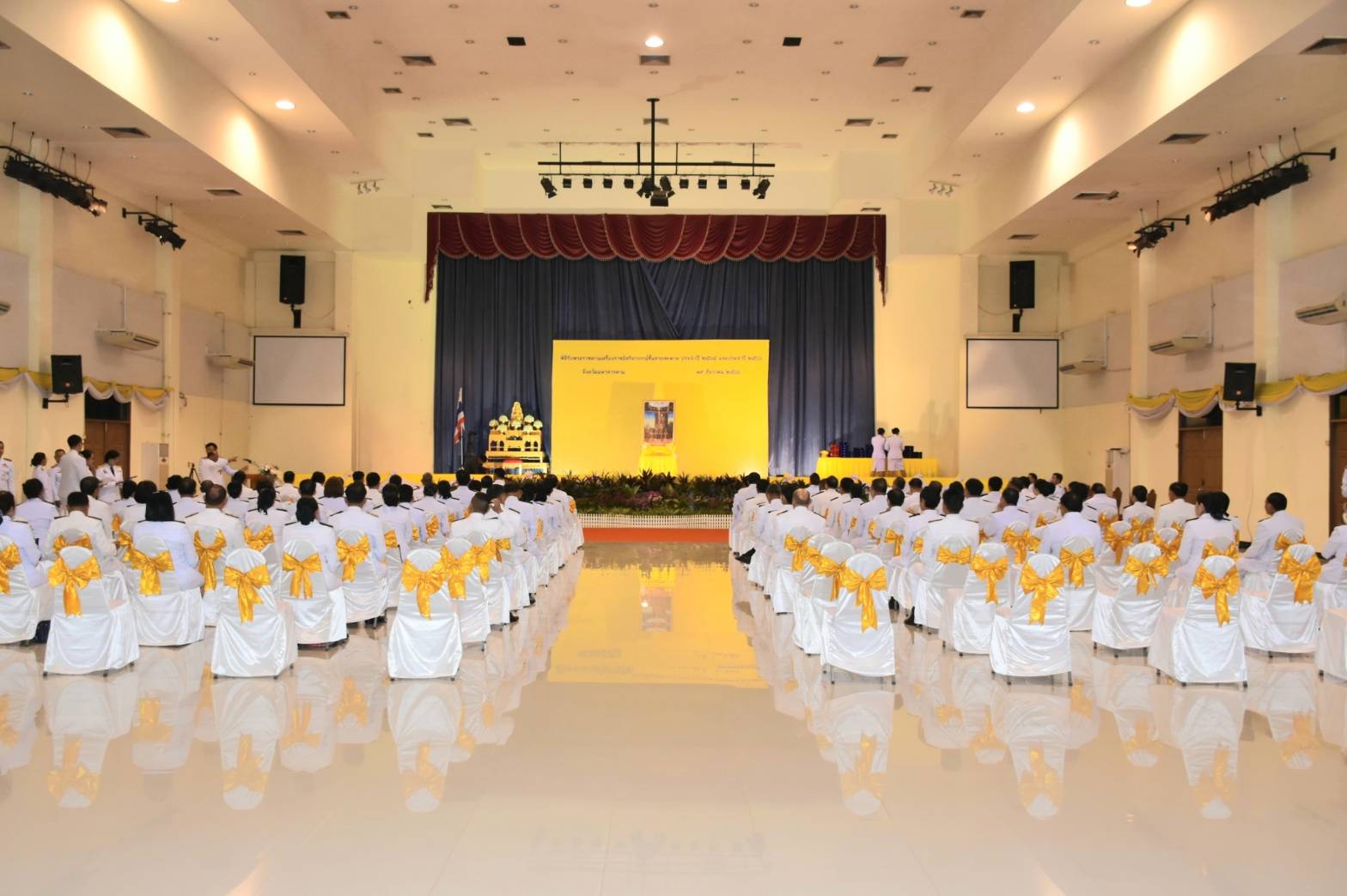 พช.มหาสารคาม ร่วมพิธีรับพระราชทานเครื่องราชอิสริยาภรณ์เบื้องหน้าพระบรมฉายาลักษณ์พระบาทสมเด็จพระเจ้าอยู่หัว