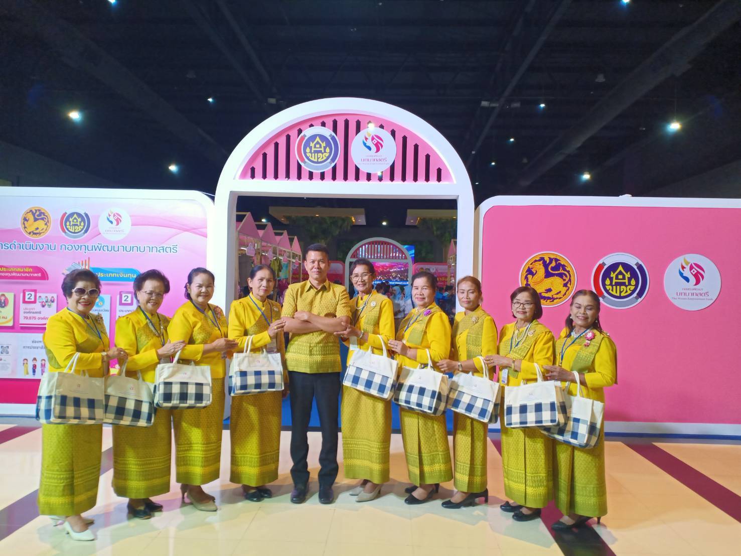 คณะทำงานขับเคลื่อนกองทุนพัฒนาบทบาทสตรี จังหวัดมหาสารคาม เข้าร่วมโครงการกองทุนพัฒนาบทบาทสตรี พลังสร้างสรรค์เศรษฐกิจชุมชน สู่ความอุดมสมบูรณ์พูนสุขอย่างยั่งยืน