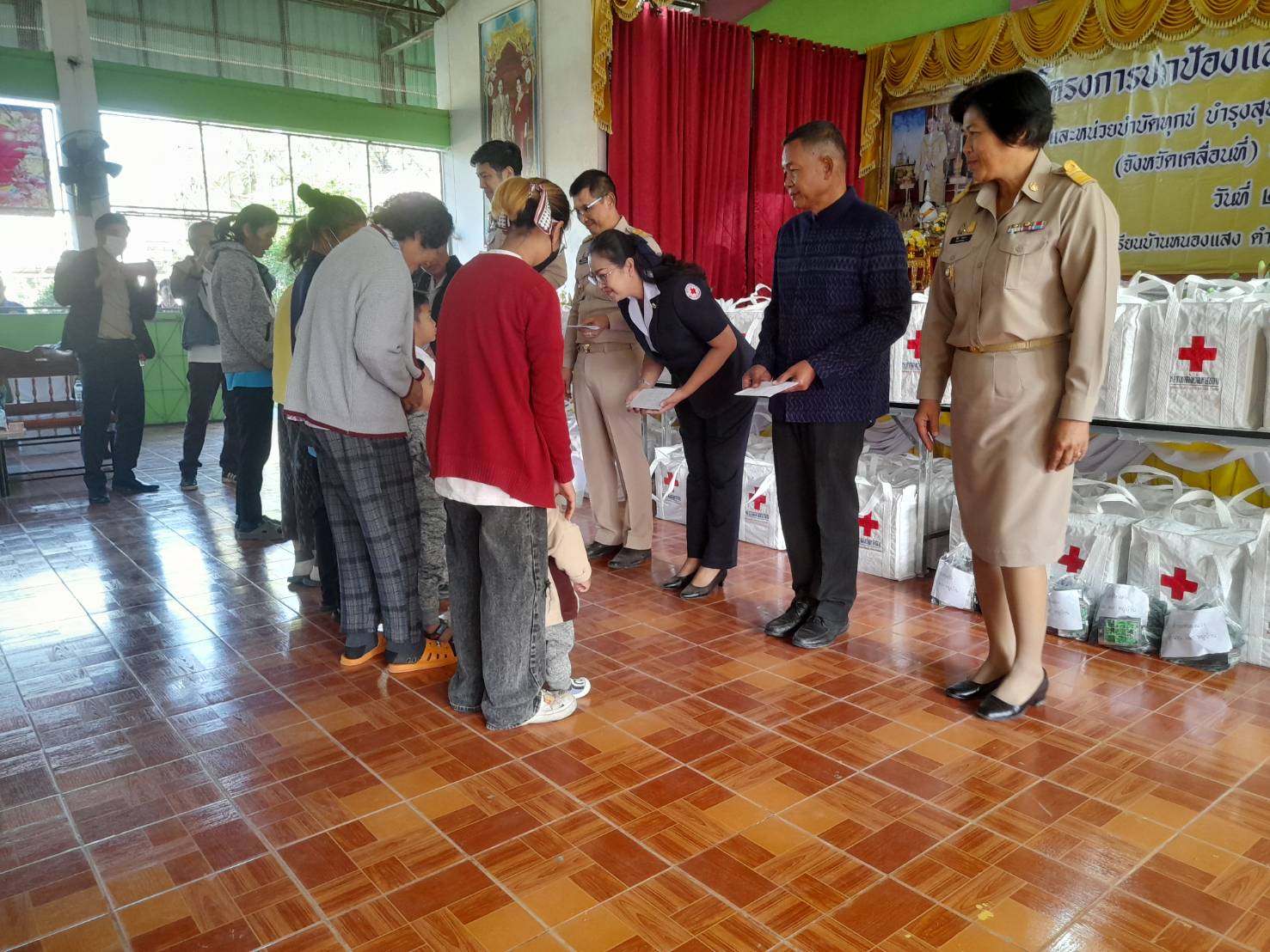 พช.มหาสารคาม ร่วมกิจกรรมโครงการปกป้องและเชิดชูสถาบันพระมหากษัตริย์ และหน่วยบำบัดทุกข์ บำรุงสุข สร้างรอยยิ้มให้ประชาชน (จังหวัดเคลื่อนที่) อำเภอกุดรัง