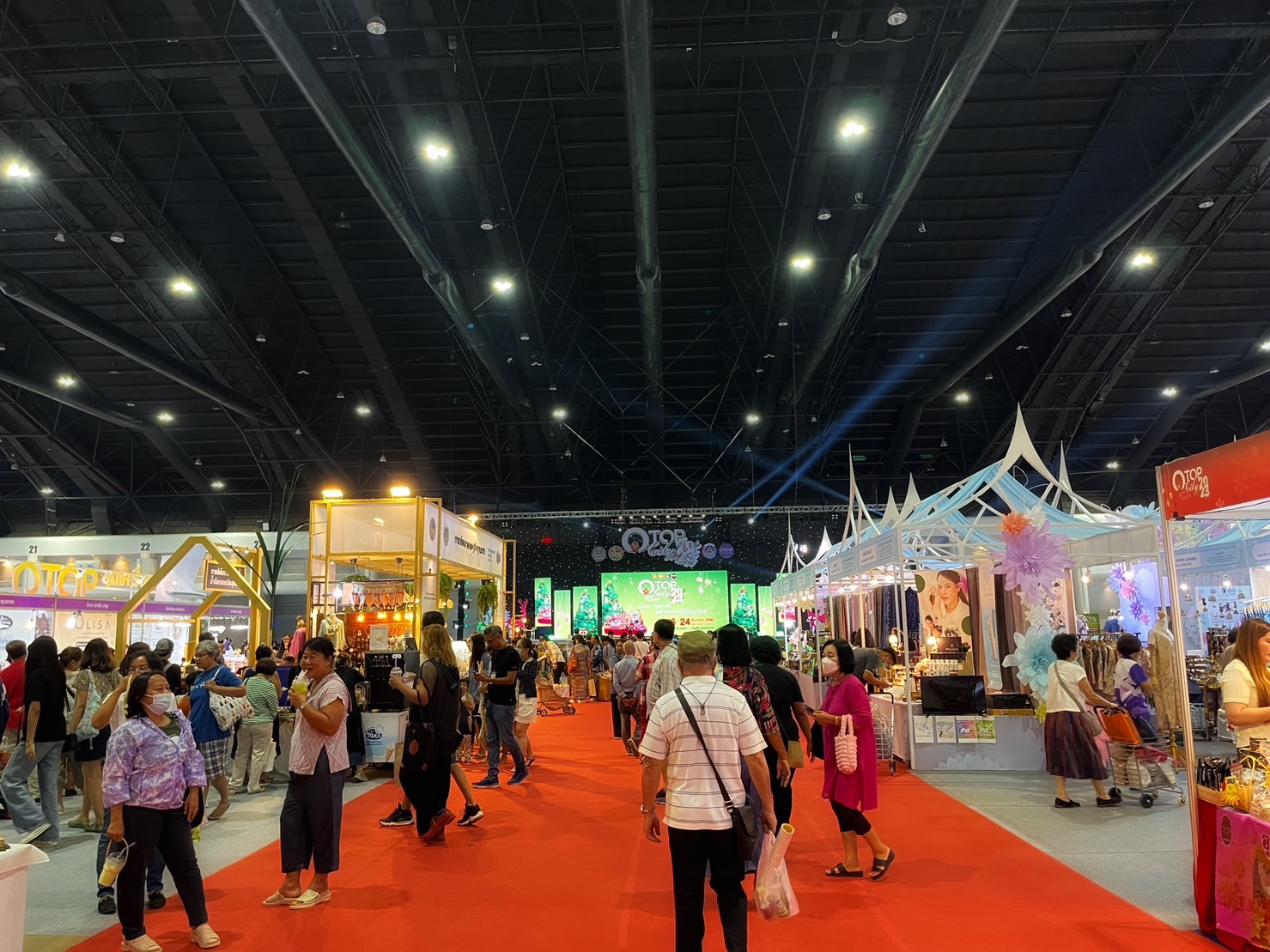 🚩🚩พช.มหาสารคาม เยี่ยมชมบูทและให้กำลังใจผู้ผลิตและผู้ประกอบการ OTOP ในงาน “OTOP City 2023″
