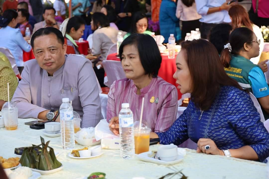 พช.มหาสารคาม ร่วมบริจาค เงินและสิ่งของใน วันรวมน้ำใจให้กาชาด ณ บริเวณจวน ผู้ว่าราชการ จ.มหาสารคาม