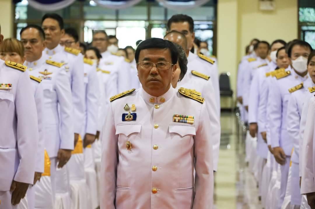 พช.มหาสารคาม ร่วมพิธีวางพานพุ่มดอกไม้ ถวายราชสักการะหน้าพระบรมสาทิสลักษณ์สมเด็จพระนเรศวรมหาราช เนื่องในวันคล้ายวันกระทำยุทธหัตถีของสมเด็จพระนเรศวรมหาราช