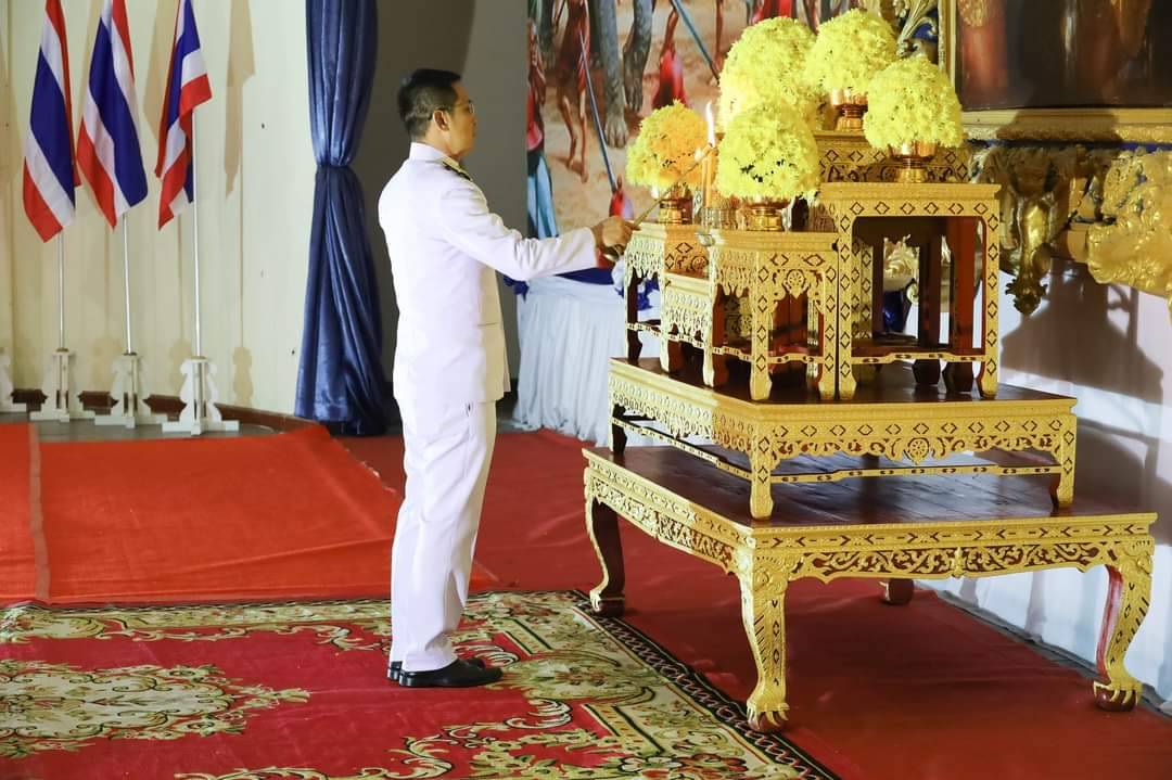 พช.มหาสารคาม ร่วมพิธีวางพานพุ่มดอกไม้ ถวายราชสักการะหน้าพระบรมสาทิสลักษณ์สมเด็จพระนเรศวรมหาราช เนื่องในวันคล้ายวันกระทำยุทธหัตถีของสมเด็จพระนเรศวรมหาราช