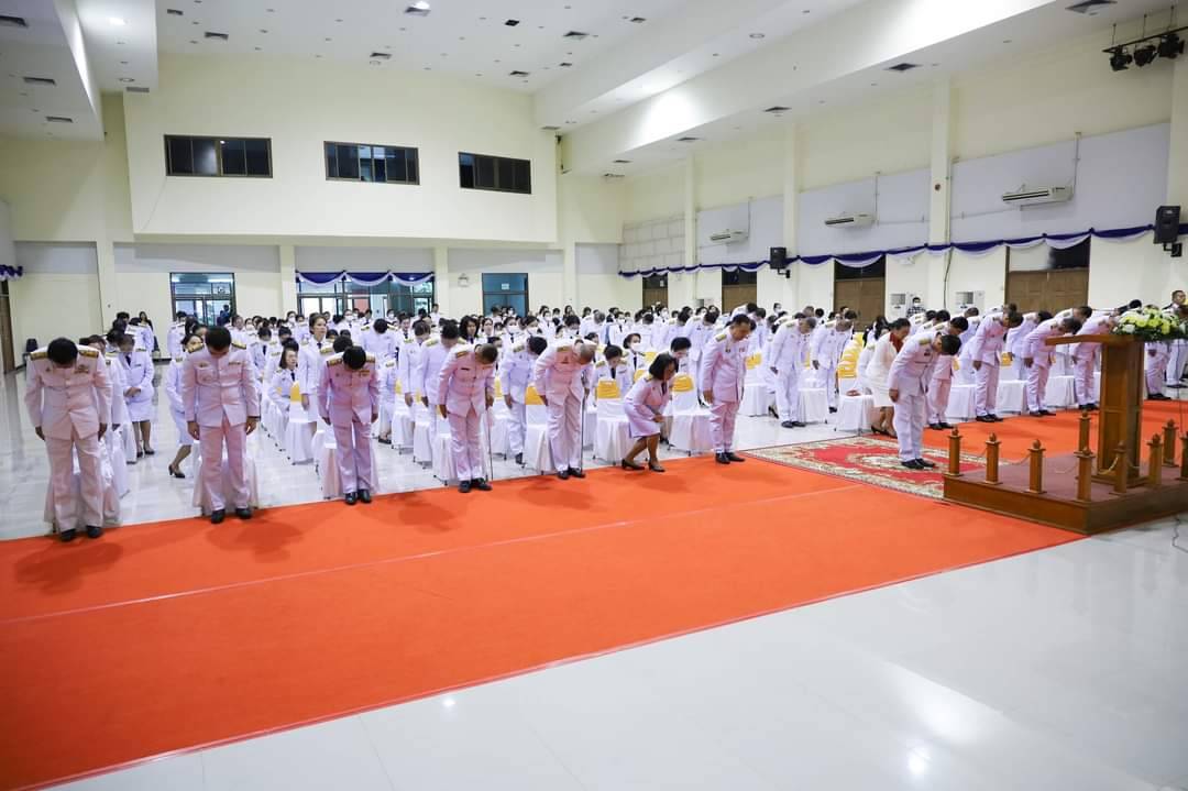 พช.มหาสารคาม ร่วมพิธีวางพานพุ่มดอกไม้ ถวายราชสักการะหน้าพระบรมสาทิสลักษณ์สมเด็จพระนเรศวรมหาราช เนื่องในวันคล้ายวันกระทำยุทธหัตถีของสมเด็จพระนเรศวรมหาราช