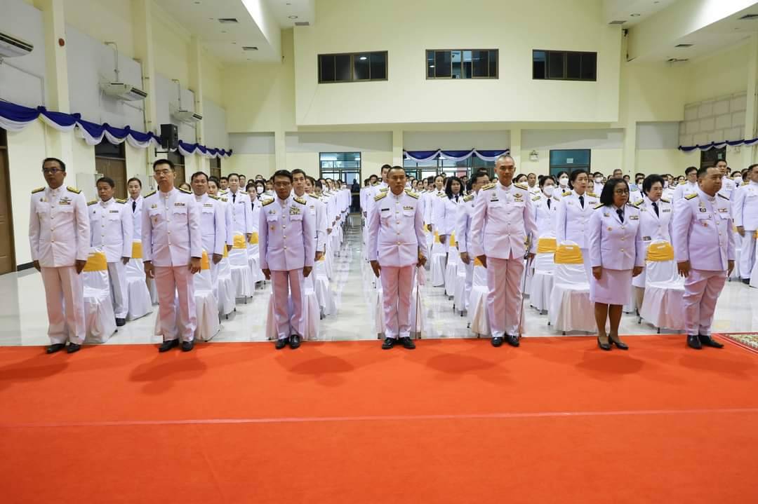 พช.มหาสารคาม ร่วมพิธีวางพานพุ่มดอกไม้ ถวายราชสักการะหน้าพระบรมสาทิสลักษณ์สมเด็จพระนเรศวรมหาราช เนื่องในวันคล้ายวันกระทำยุทธหัตถีของสมเด็จพระนเรศวรมหาราช