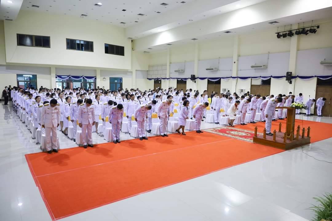 พช.มหาสารคาม ร่วมพิธีวางพานพุ่มดอกไม้ ถวายราชสักการะหน้าพระบรมสาทิสลักษณ์สมเด็จพระนเรศวรมหาราช เนื่องในวันคล้ายวันกระทำยุทธหัตถีของสมเด็จพระนเรศวรมหาราช