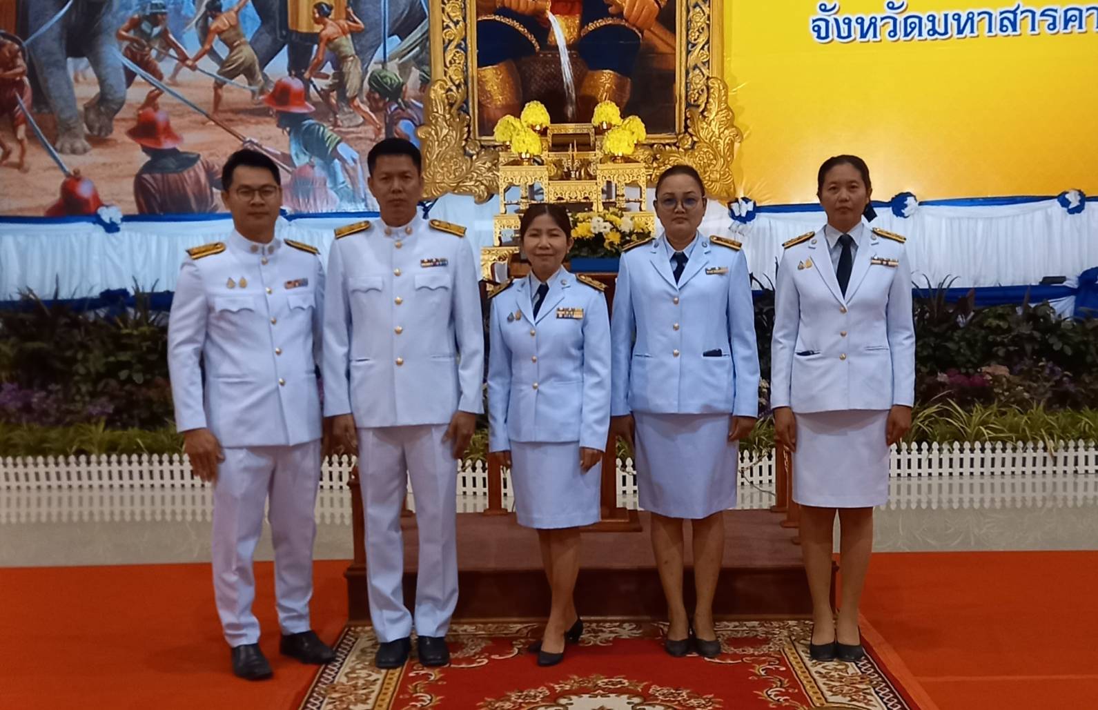 พช.มหาสารคาม ร่วมพิธีวางพานพุ่มดอกไม้ ถวายราชสักการะหน้าพระบรมสาทิสลักษณ์สมเด็จพระนเรศวรมหาราช เนื่องในวันคล้ายวันกระทำยุทธหัตถีของสมเด็จพระนเรศวรมหาราช