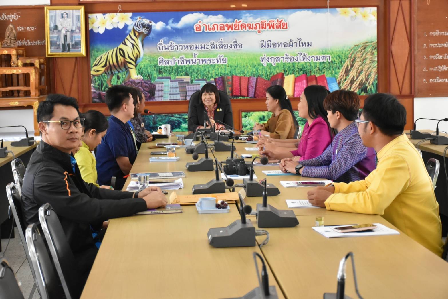 พช.มหาสารคาม ต้อนรับ นางนวลจันทร์ ศรีมงคล ผู้ตรวจราชการกรมการพัฒนาชุมชน เขตตรวจราชการที่ 12 ในการลงพื้นที่ตรวจติดตามการขับเคลื่อนงานพัฒนาชุมชน ประจำปีงบประมาณ พ.ศ. 2567 ตามภารกิจสำคัญกรมการพัฒนาชุมชน เน้นย้ำ 10 เรื่อง ในพื้นที่อำเภอพยัคฆภูมิพิสัย จังหวัดมหาสารคาม