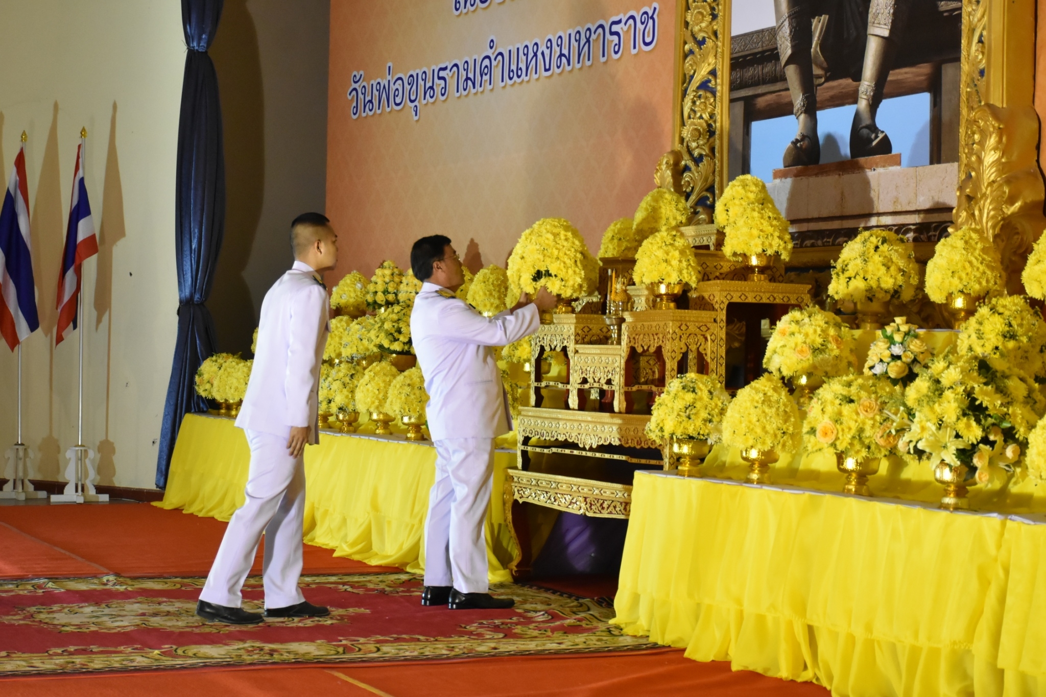 พช.มหาสารคาม ร่วมพิธีถวายพานพุ่มดอกไม้ถวายราชสักการะ เนื่องในวันพ่อขุนรามคำแหงมหาราช ประจำปี พ.ศ. 2567
