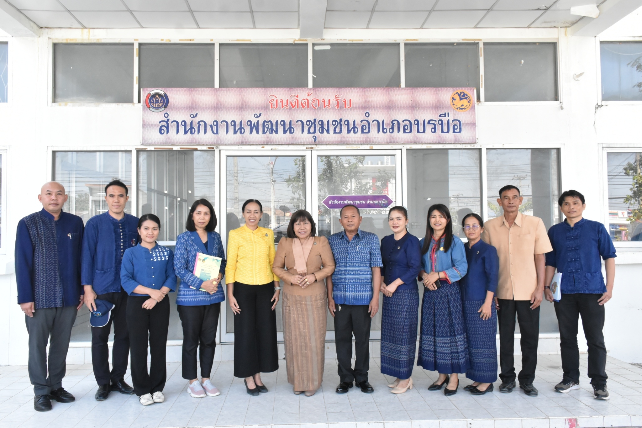 พช.มหาสารคาม ต้อนรับ นางนวลจันทร์ ศรีมงคล ผู้ตรวจราชการกรมการพัฒนาชุมชน เขตตรวจราชการที่ 12 ในการลงพื้นที่ตรวจติดตามการขับเคลื่อนงานพัฒนาชุมชน ประจำปีงบประมาณ พ.ศ. 2567 ตามภารกิจสำคัญกรมการพัฒนาชุมชน เน้นย้ำ 10 เรื่อง ในพื้นที่อำเภอบรบือ จังหวัดมหาสารคาม