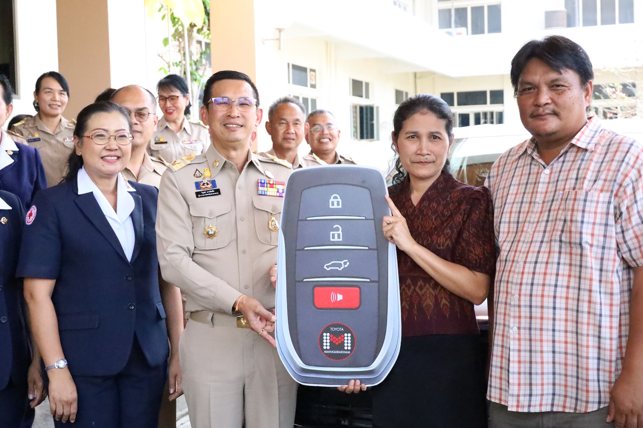 พช.มหาสารคาม ร่วมมอบรางวัลแก่ผู้โชคดีที่ได้รับรางวัลสลากกาชาด ในงานประเพณีบุญเบิกฟ้าและงานกาชาดจังหวัดมหาสารคาม ประจำปี 2567 ที่จัดขึ้นระหว่างวันที่ 9 – 18 กุมภาพันธ์ 2567