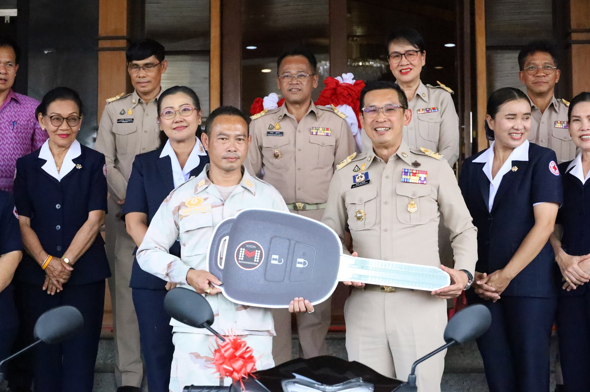 พช.มหาสารคาม ร่วมมอบรางวัลแก่ผู้โชคดีที่ได้รับรางวัลสลากกาชาด ในงานประเพณีบุญเบิกฟ้าและงานกาชาดจังหวัดมหาสารคาม ประจำปี 2567 ที่จัดขึ้นระหว่างวันที่ 9 – 18 กุมภาพันธ์ 2567