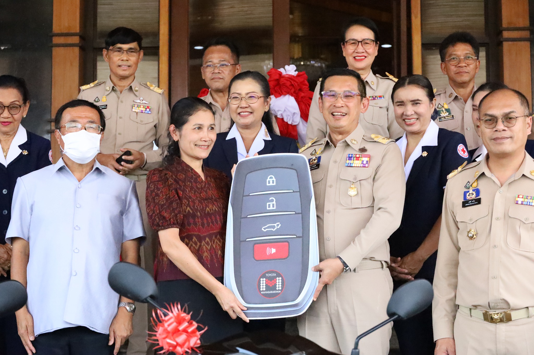 พช.มหาสารคาม ร่วมมอบรางวัลแก่ผู้โชคดีที่ได้รับรางวัลสลากกาชาด ในงานประเพณีบุญเบิกฟ้าและงานกาชาดจังหวัดมหาสารคาม ประจำปี 2567 ที่จัดขึ้นระหว่างวันที่ 9 – 18 กุมภาพันธ์ 2567