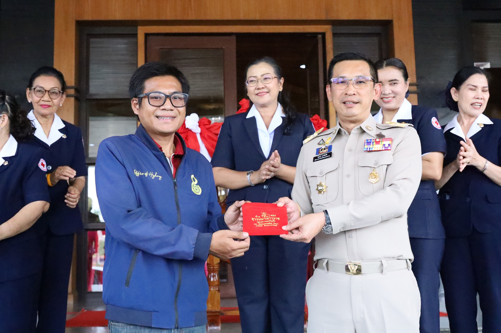 พช.มหาสารคาม ร่วมมอบรางวัลแก่ผู้โชคดีที่ได้รับรางวัลสลากกาชาด ในงานประเพณีบุญเบิกฟ้าและงานกาชาดจังหวัดมหาสารคาม ประจำปี 2567 ที่จัดขึ้นระหว่างวันที่ 9 – 18 กุมภาพันธ์ 2567