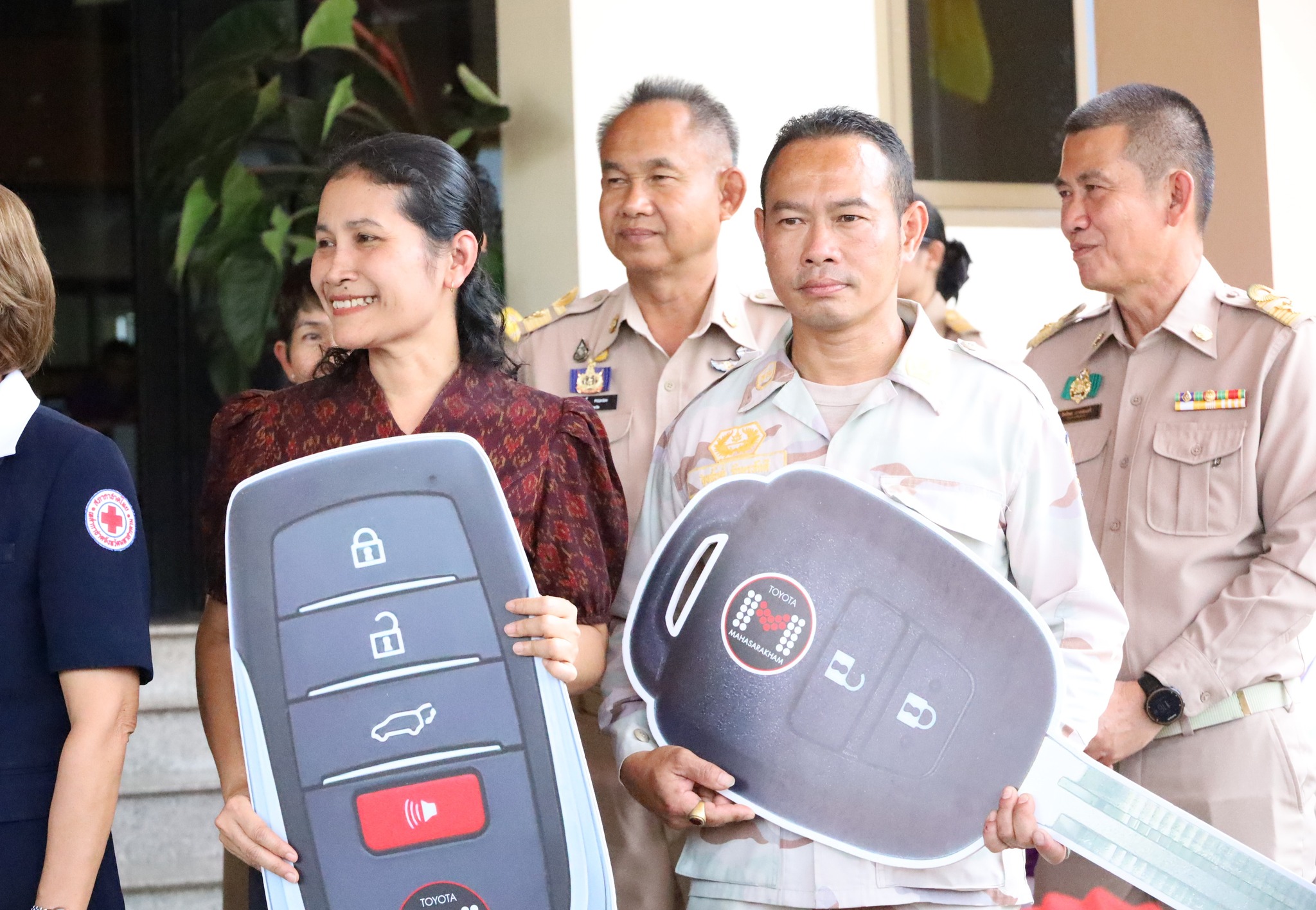 พช.มหาสารคาม ร่วมมอบรางวัลแก่ผู้โชคดีที่ได้รับรางวัลสลากกาชาด ในงานประเพณีบุญเบิกฟ้าและงานกาชาดจังหวัดมหาสารคาม ประจำปี 2567 ที่จัดขึ้นระหว่างวันที่ 9 – 18 กุมภาพันธ์ 2567