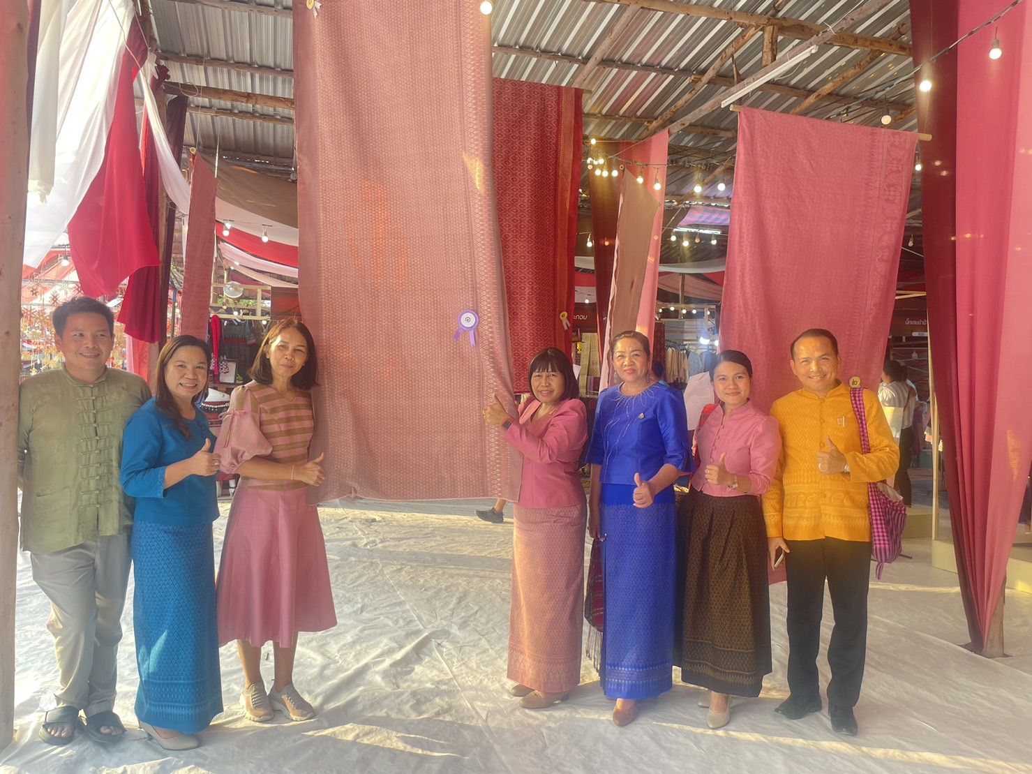 นางนวลจันทร์ ศรีมงคล ผู้ตรวจราชการกรมการพัฒนาชุมชน เขตตรวจราชการที่ 12 เยี่ยมชมและให้กำลังใจกลุ่ม OTOP ในงานประเพณีบุญเบิกฟ้าและงานกาชาดจังหวัดมหาสารคาม ประจำปี 2567