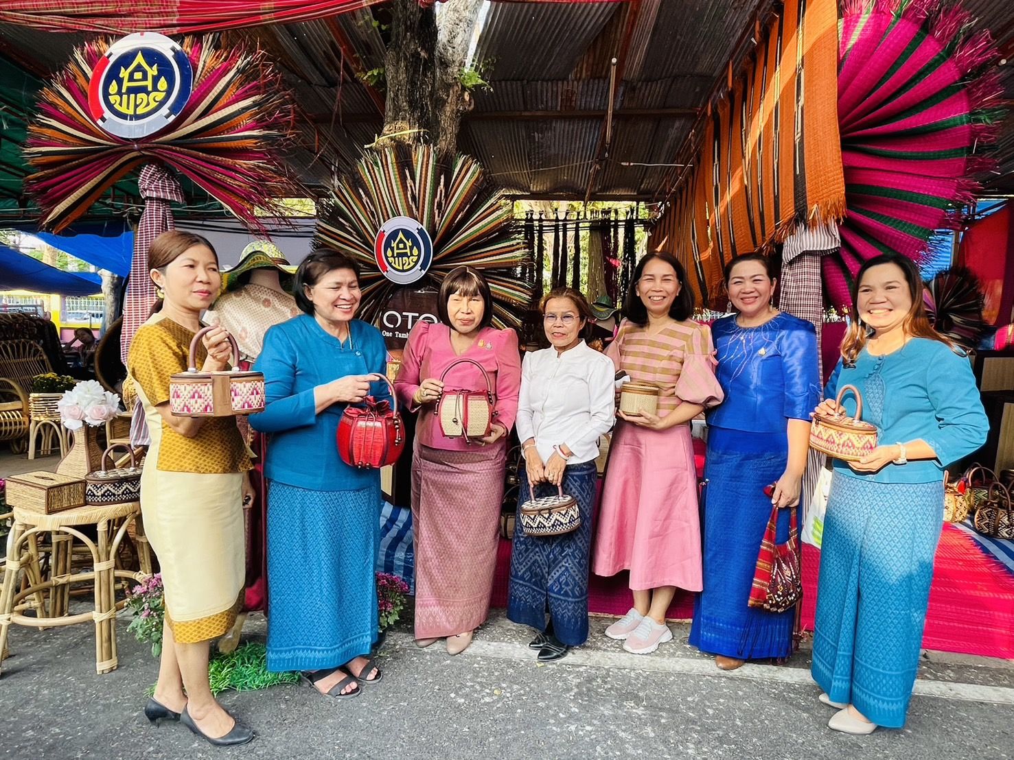 นางนวลจันทร์ ศรีมงคล ผู้ตรวจราชการกรมการพัฒนาชุมชน เขตตรวจราชการที่ 12 เยี่ยมชมและให้กำลังใจกลุ่ม OTOP ในงานประเพณีบุญเบิกฟ้าและงานกาชาดจังหวัดมหาสารคาม ประจำปี 2567