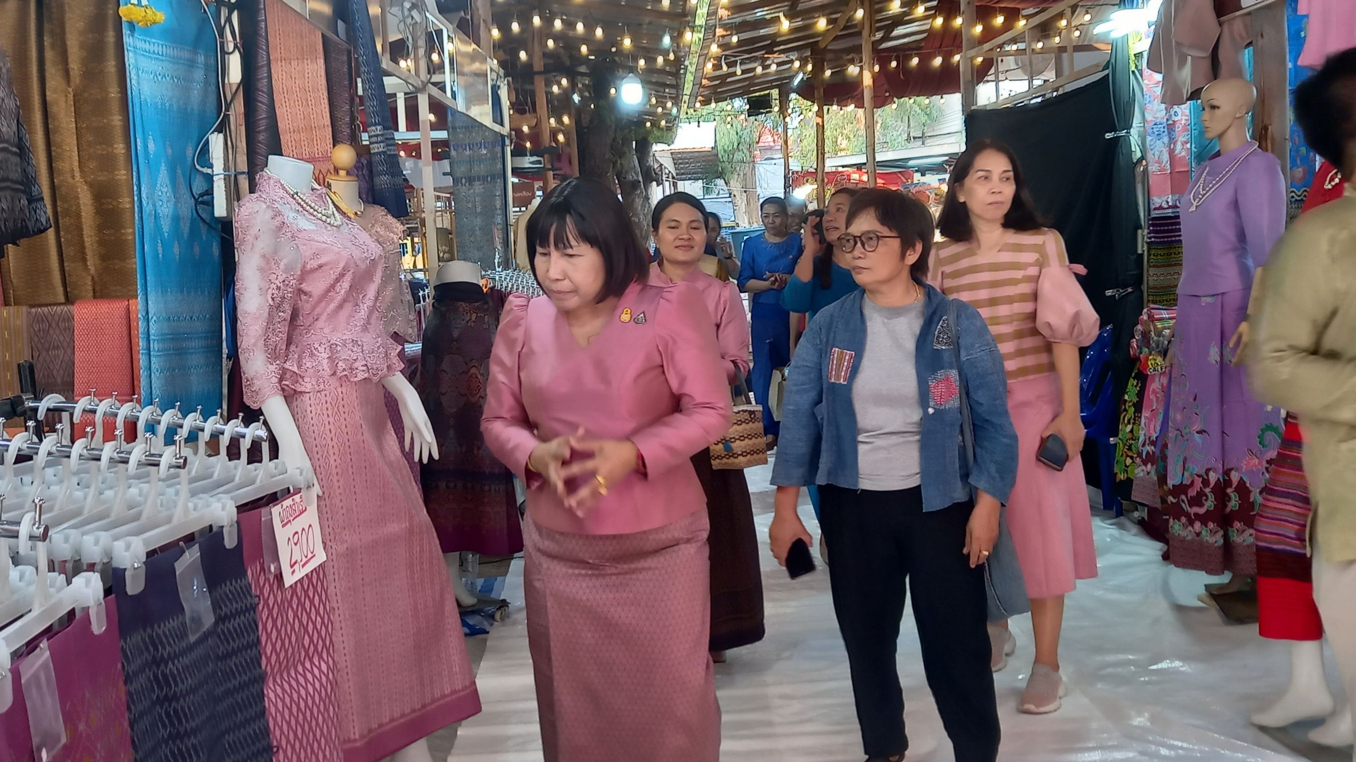 นางนวลจันทร์ ศรีมงคล ผู้ตรวจราชการกรมการพัฒนาชุมชน เขตตรวจราชการที่ 12 เยี่ยมชมและให้กำลังใจกลุ่ม OTOP ในงานประเพณีบุญเบิกฟ้าและงานกาชาดจังหวัดมหาสารคาม ประจำปี 2567