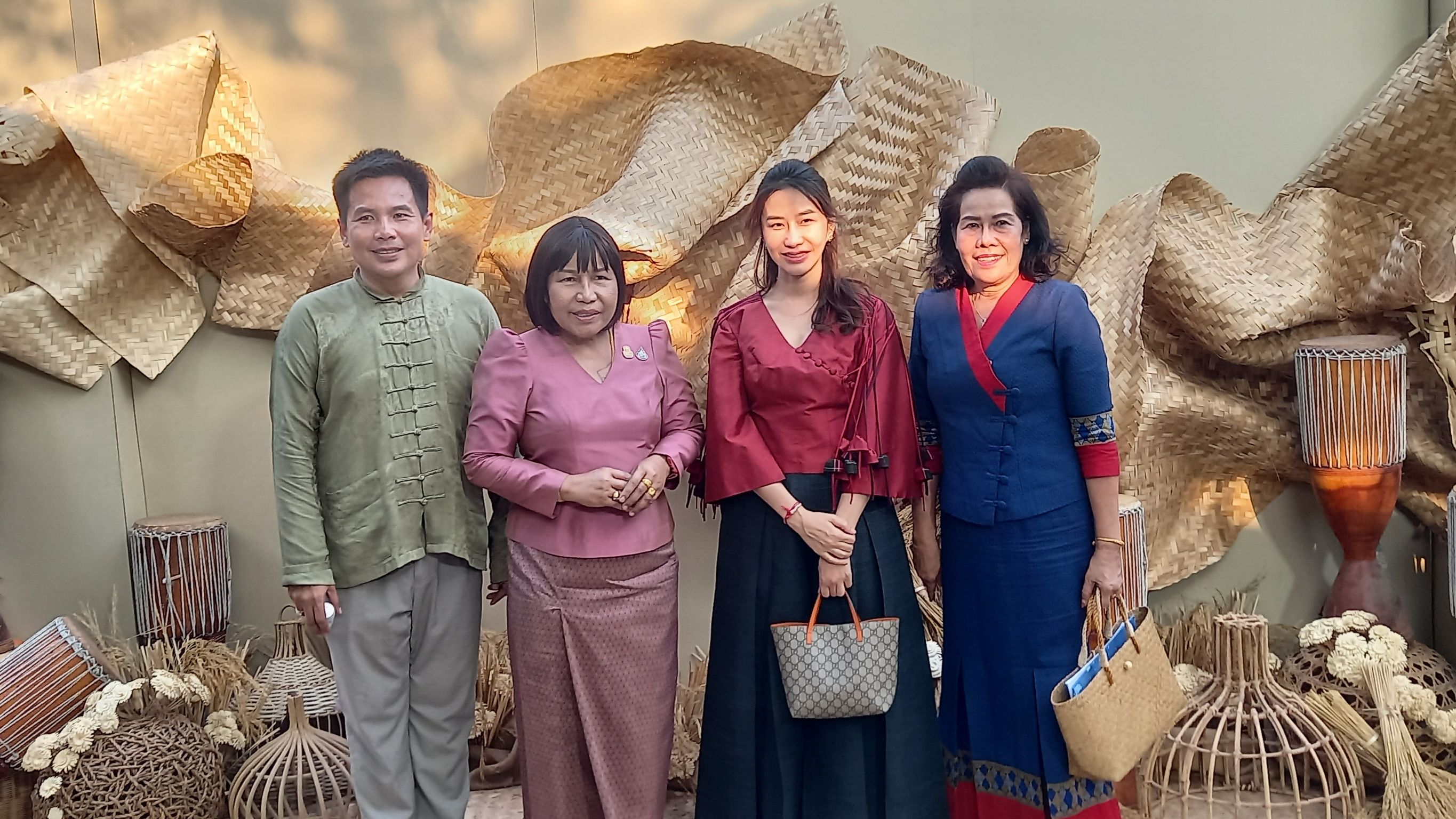 นางนวลจันทร์ ศรีมงคล ผู้ตรวจราชการกรมการพัฒนาชุมชน เขตตรวจราชการที่ 12 เยี่ยมชมและให้กำลังใจกลุ่ม OTOP ในงานประเพณีบุญเบิกฟ้าและงานกาชาดจังหวัดมหาสารคาม ประจำปี 2567