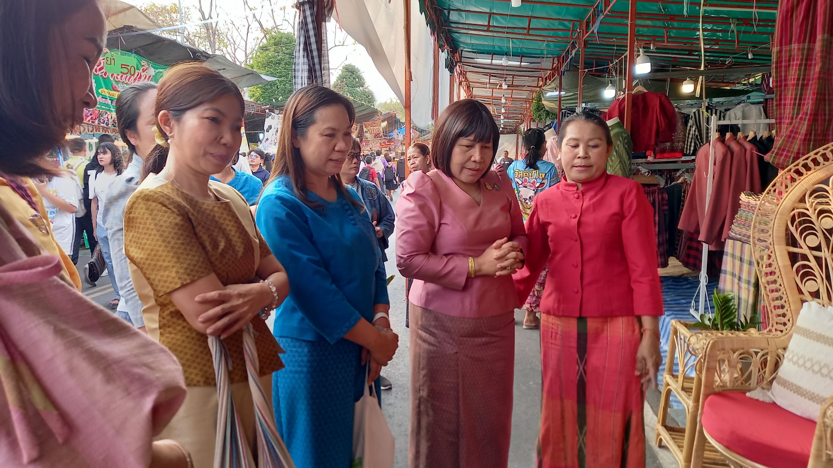 นางนวลจันทร์ ศรีมงคล ผู้ตรวจราชการกรมการพัฒนาชุมชน เขตตรวจราชการที่ 12 เยี่ยมชมและให้กำลังใจกลุ่ม OTOP ในงานประเพณีบุญเบิกฟ้าและงานกาชาดจังหวัดมหาสารคาม ประจำปี 2567