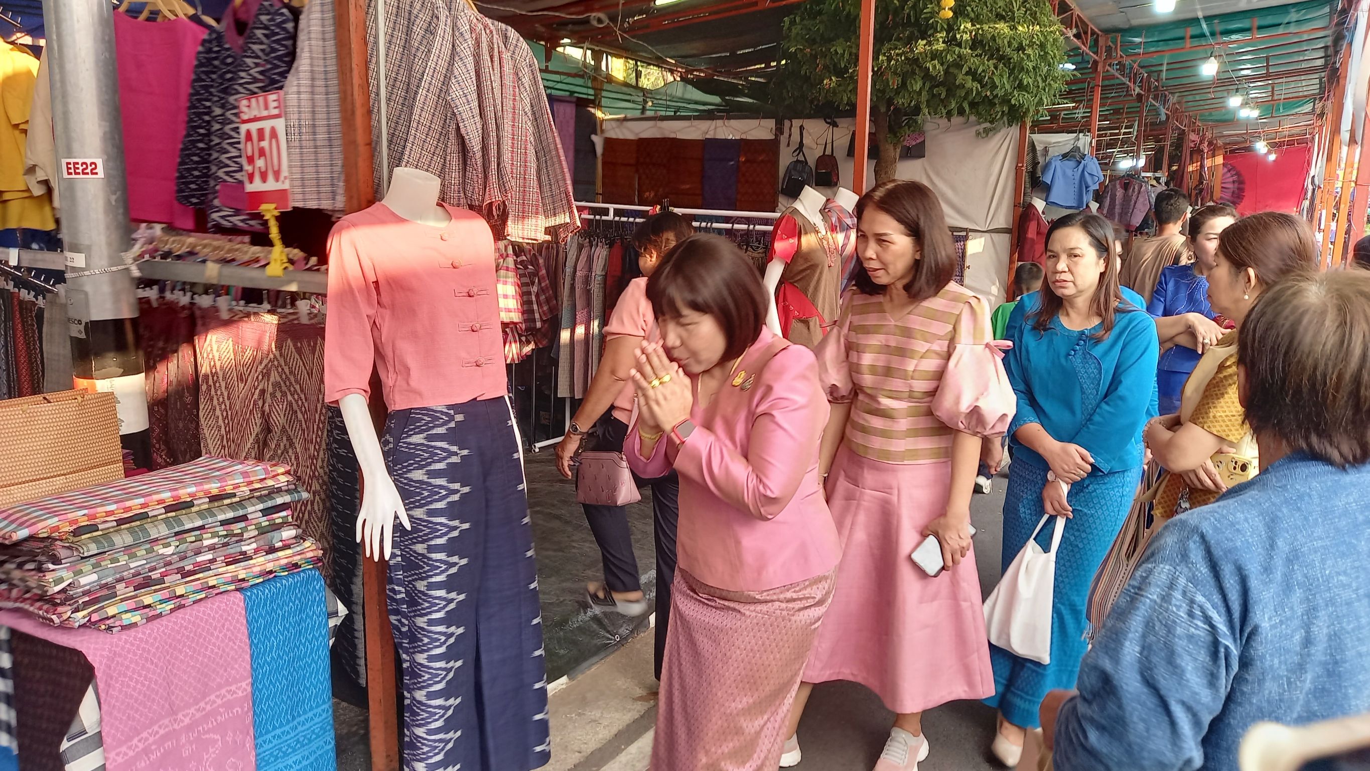 นางนวลจันทร์ ศรีมงคล ผู้ตรวจราชการกรมการพัฒนาชุมชน เขตตรวจราชการที่ 12 เยี่ยมชมและให้กำลังใจกลุ่ม OTOP ในงานประเพณีบุญเบิกฟ้าและงานกาชาดจังหวัดมหาสารคาม ประจำปี 2567