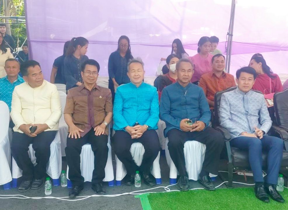 พช.มหาสารคาม ร่วมชมขบวนแห่งานประเพณีบุญเบิกฟ้าและงานกาชาดจังหวัดมหาสารคาม ประจำปี 2567