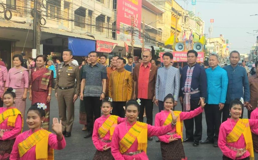 พช.มหาสารคาม ร่วมชมขบวนแห่งานประเพณีบุญเบิกฟ้าและงานกาชาดจังหวัดมหาสารคาม ประจำปี 2567