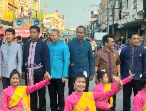 พช.มหาสารคาม ร่วมชมขบวนแห่งานประเพณีบุญเบิกฟ้าและงานกาชาดจังหวัดมหาสารคาม ประจำปี 2567