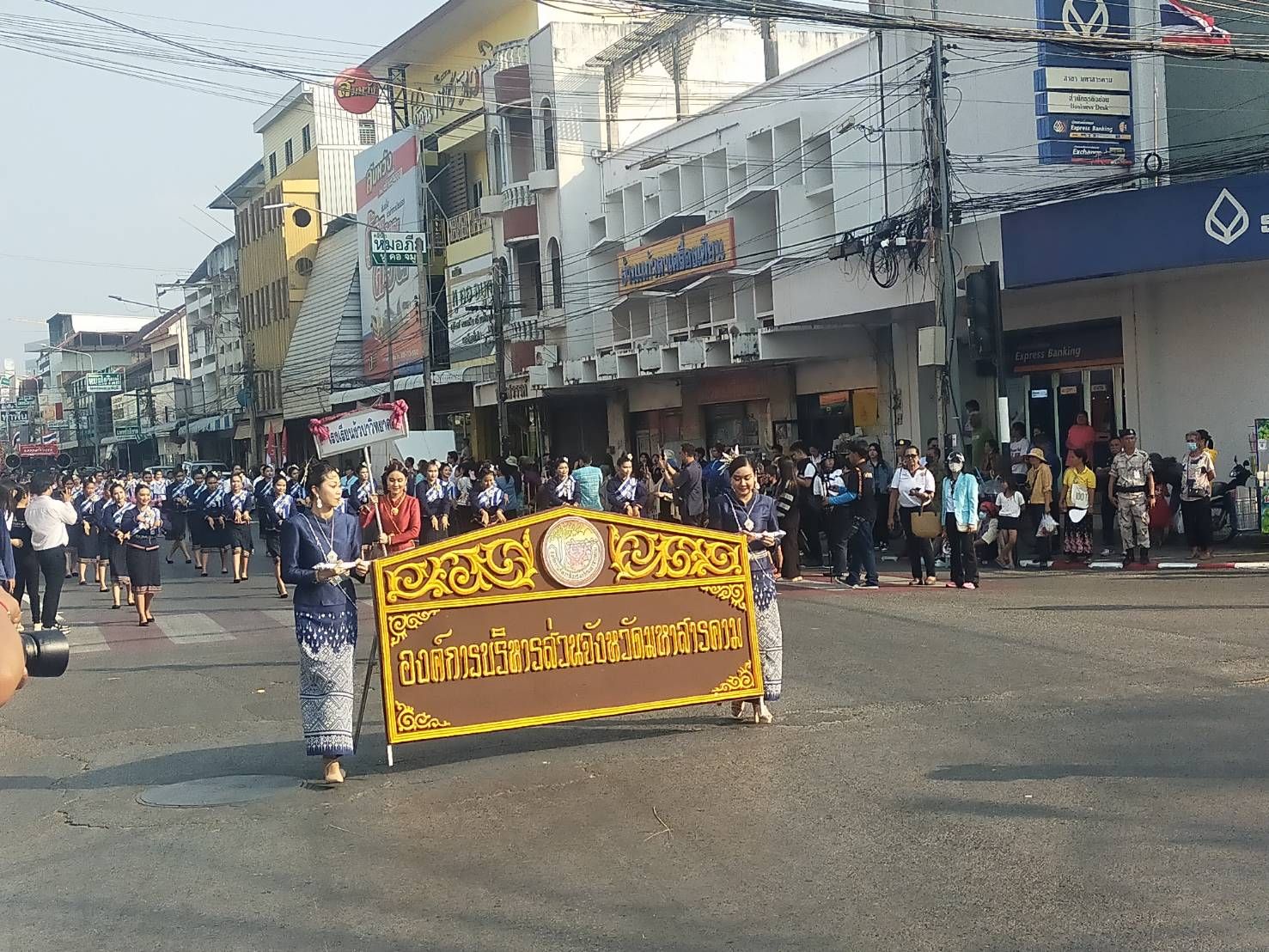 พช.มหาสารคาม ร่วมชมขบวนแห่งานประเพณีบุญเบิกฟ้าและงานกาชาดจังหวัดมหาสารคาม ประจำปี 2567