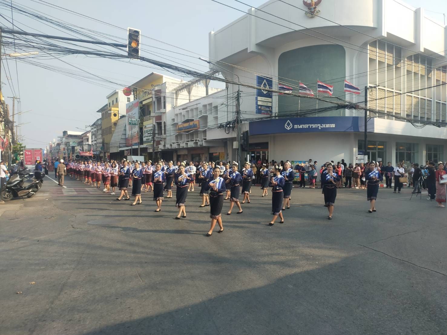 พช.มหาสารคาม ร่วมชมขบวนแห่งานประเพณีบุญเบิกฟ้าและงานกาชาดจังหวัดมหาสารคาม ประจำปี 2567