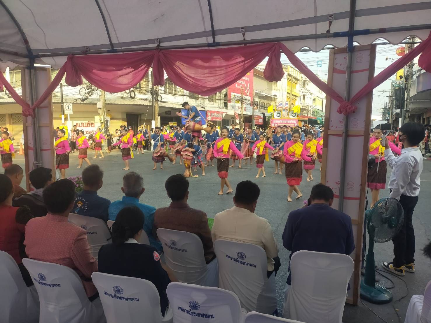 พช.มหาสารคาม ร่วมชมขบวนแห่งานประเพณีบุญเบิกฟ้าและงานกาชาดจังหวัดมหาสารคาม ประจำปี 2567