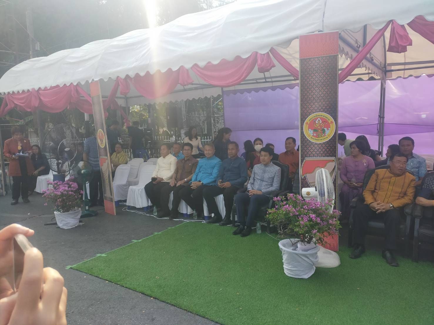 พช.มหาสารคาม ร่วมชมขบวนแห่งานประเพณีบุญเบิกฟ้าและงานกาชาดจังหวัดมหาสารคาม ประจำปี 2567