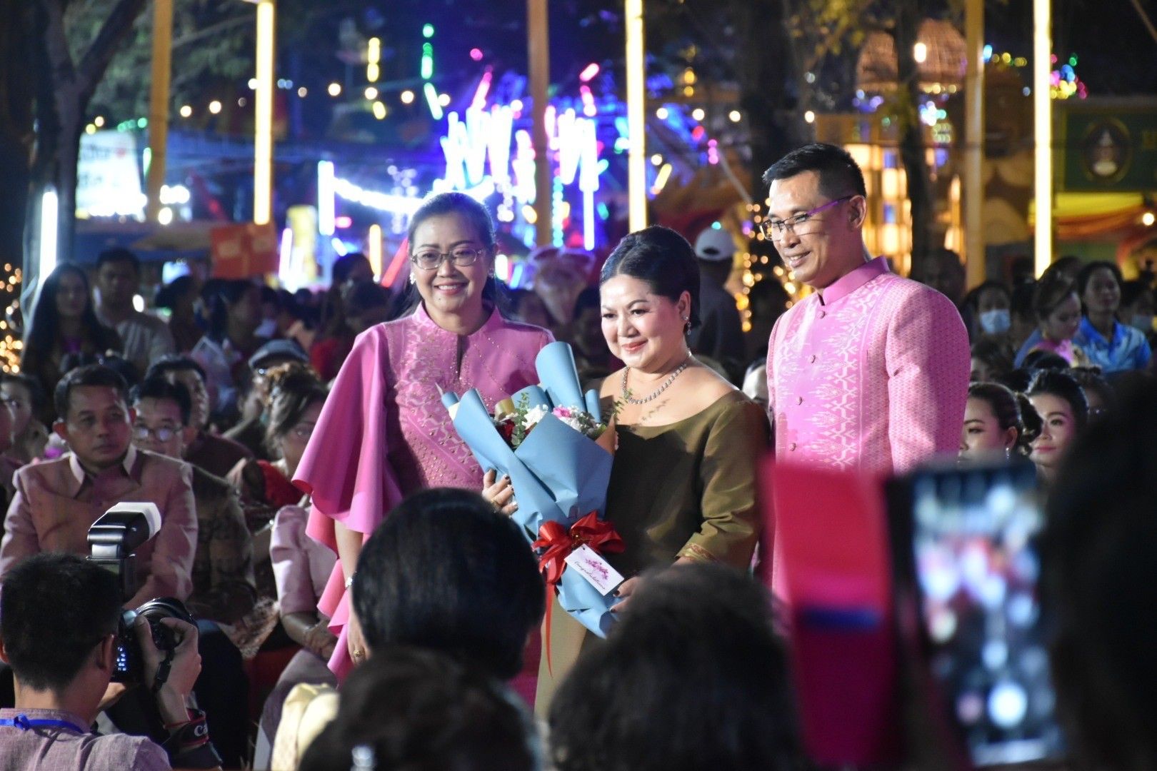 พช.มหาสารคาม จัดงานราตรีเส้นสายลายผ้า ในงานประเพณีบุญเบิกฟ้าและงานกาชาดจังหวัดมหาสารคาม ประจำปี 2567