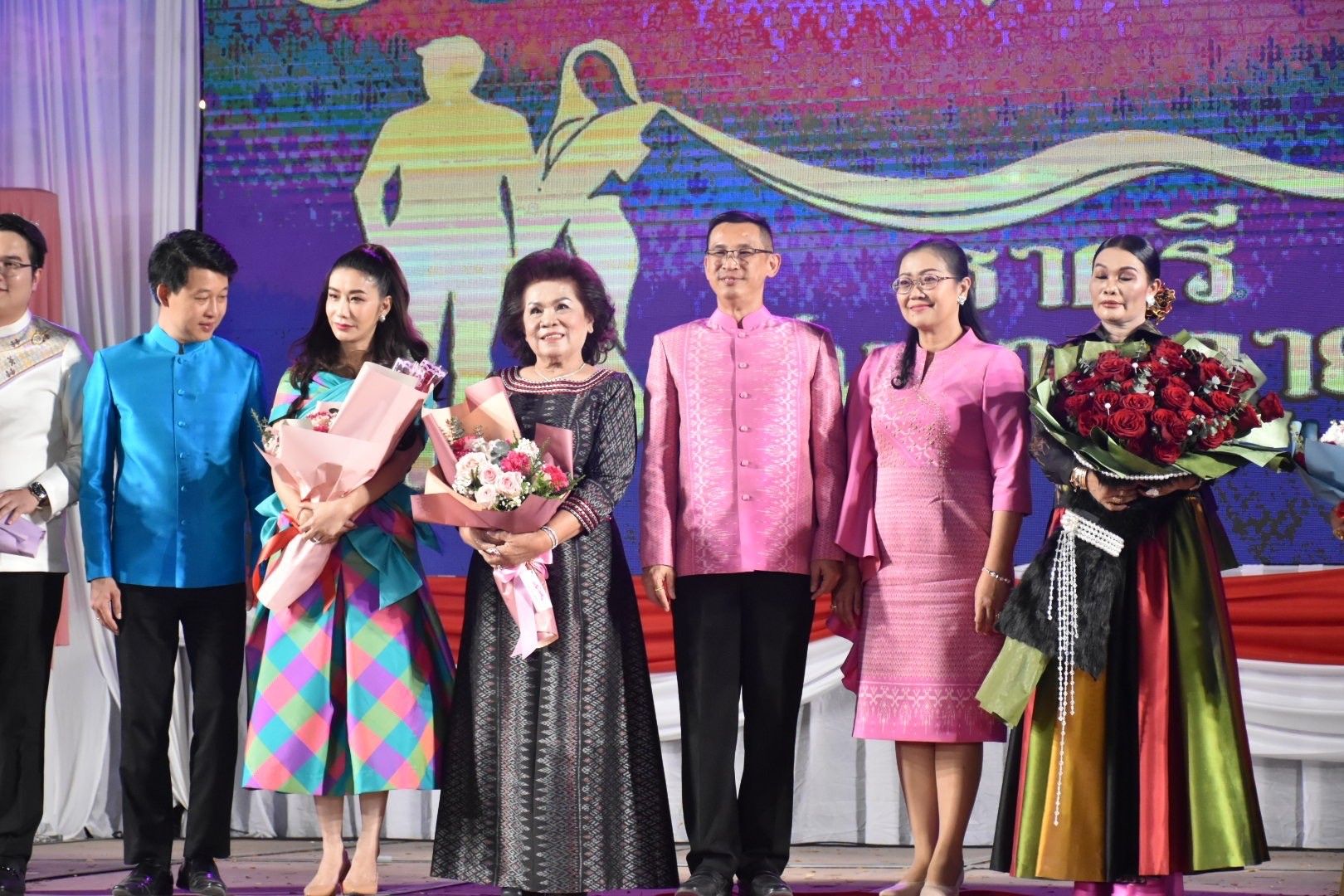 พช.มหาสารคาม จัดงานราตรีเส้นสายลายผ้า ในงานประเพณีบุญเบิกฟ้าและงานกาชาดจังหวัดมหาสารคาม ประจำปี 2567