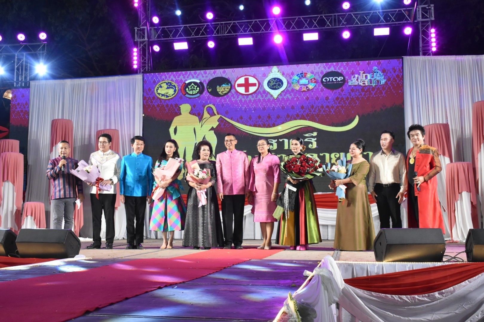 พช.มหาสารคาม จัดงานราตรีเส้นสายลายผ้า ในงานประเพณีบุญเบิกฟ้าและงานกาชาดจังหวัดมหาสารคาม ประจำปี 2567