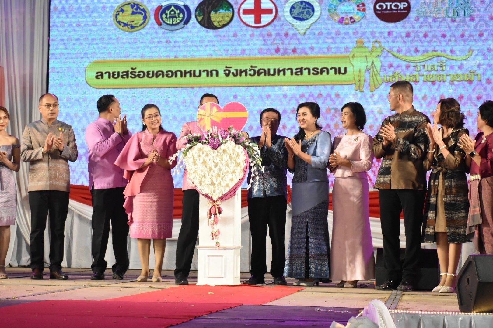 พช.มหาสารคาม จัดงานราตรีเส้นสายลายผ้า ในงานประเพณีบุญเบิกฟ้าและงานกาชาดจังหวัดมหาสารคาม ประจำปี 2567