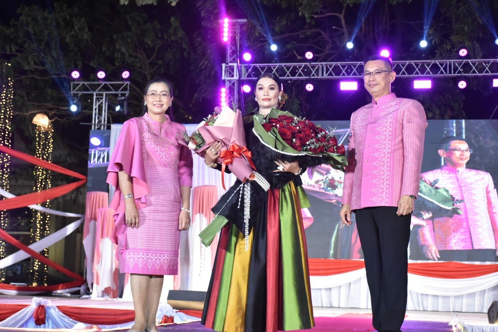 พช.มหาสารคาม จัดงานราตรีเส้นสายลายผ้า ในงานประเพณีบุญเบิกฟ้าและงานกาชาดจังหวัดมหาสารคาม ประจำปี 2567