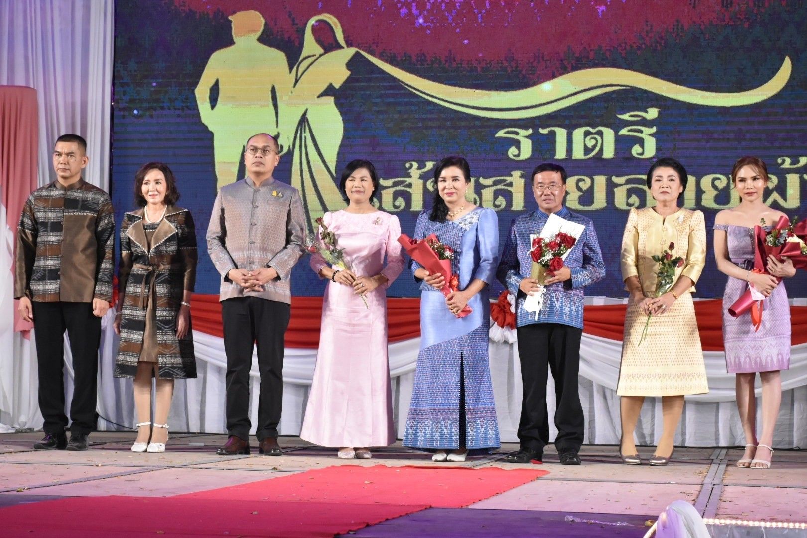 พช.มหาสารคาม จัดงานราตรีเส้นสายลายผ้า ในงานประเพณีบุญเบิกฟ้าและงานกาชาดจังหวัดมหาสารคาม ประจำปี 2567