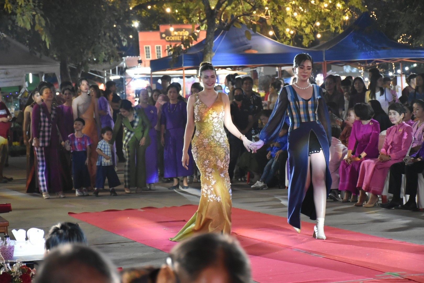 พช.มหาสารคาม จัดงานราตรีเส้นสายลายผ้า ในงานประเพณีบุญเบิกฟ้าและงานกาชาดจังหวัดมหาสารคาม ประจำปี 2567
