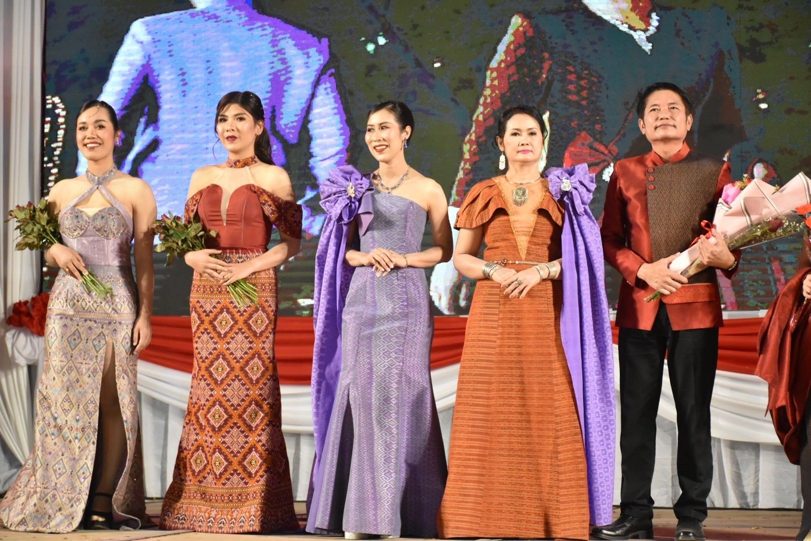 พช.มหาสารคาม จัดงานราตรีเส้นสายลายผ้า ในงานประเพณีบุญเบิกฟ้าและงานกาชาดจังหวัดมหาสารคาม ประจำปี 2567