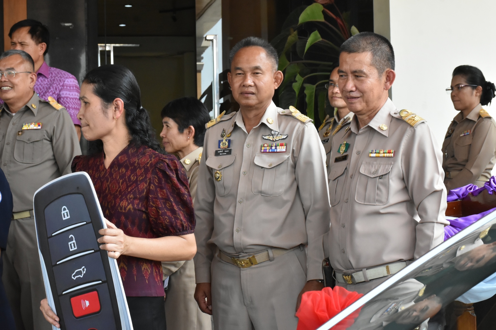 พช.มหาสารคาม ร่วมมอบรางวัลแก่ผู้โชคดีที่ได้รับรางวัลสลากกาชาด ในงานประเพณีบุญเบิกฟ้าและงานกาชาดจังหวัดมหาสารคาม ประจำปี 2567 ที่จัดขึ้นระหว่างวันที่ 9 – 18 กุมภาพันธ์ 2567