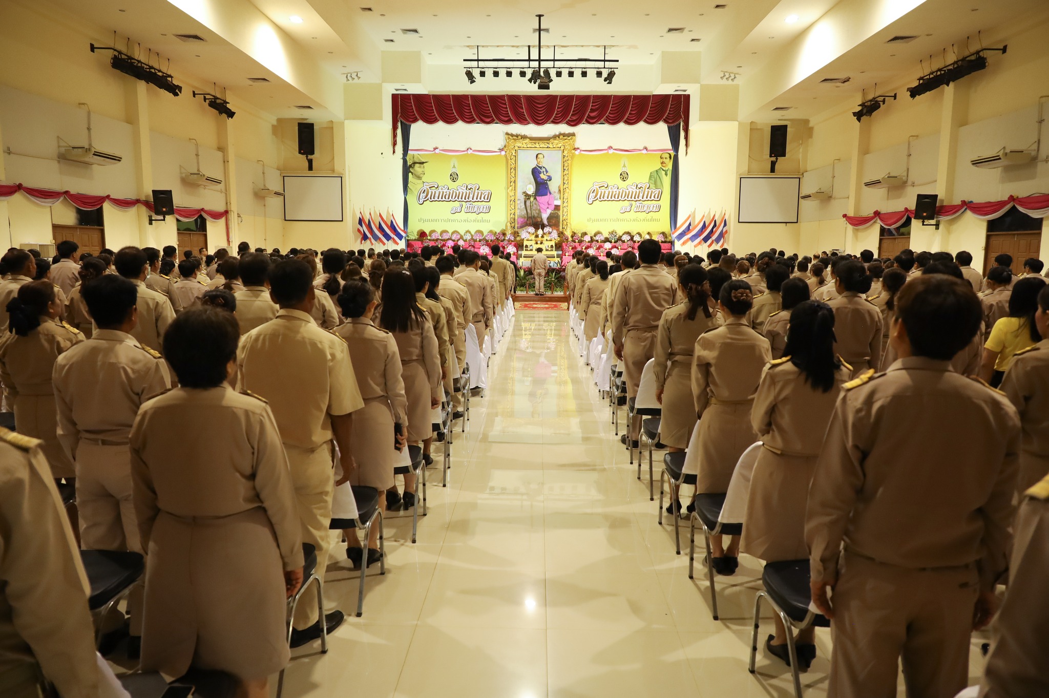พช.มหาสารคาม ร่วมพิธีถวายราชสักการะ พระบาทสมเด็จพระจุลจอมเกล้าเจ้าอยู่หัว รัชกาลที่ 5 เนื่องในวันท้องถิ่นไทย ประจำปี 2567
