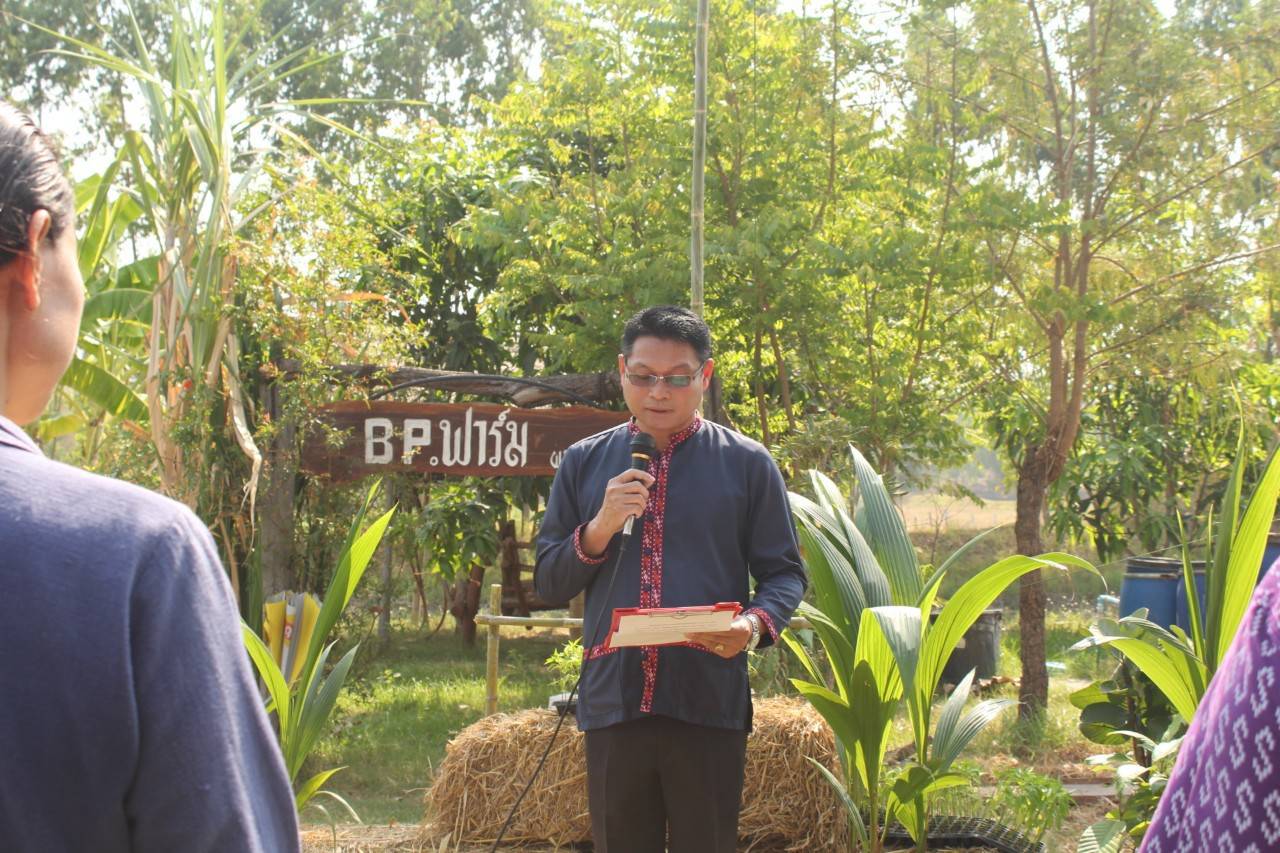 พช.มหาสารคาม ผนึกกำลังร่วมกับภาคีเครือข่ายโคกหนองนา จัดกิจกรรมเอามื้อสามัคคี “หิ้วปิ่นโต ห่อข้าว ไปเอามื้อ เอาแฮง แปลง โคก หนอง นา” อำเภอกุดรัง จังหวัดมหาสารคาม