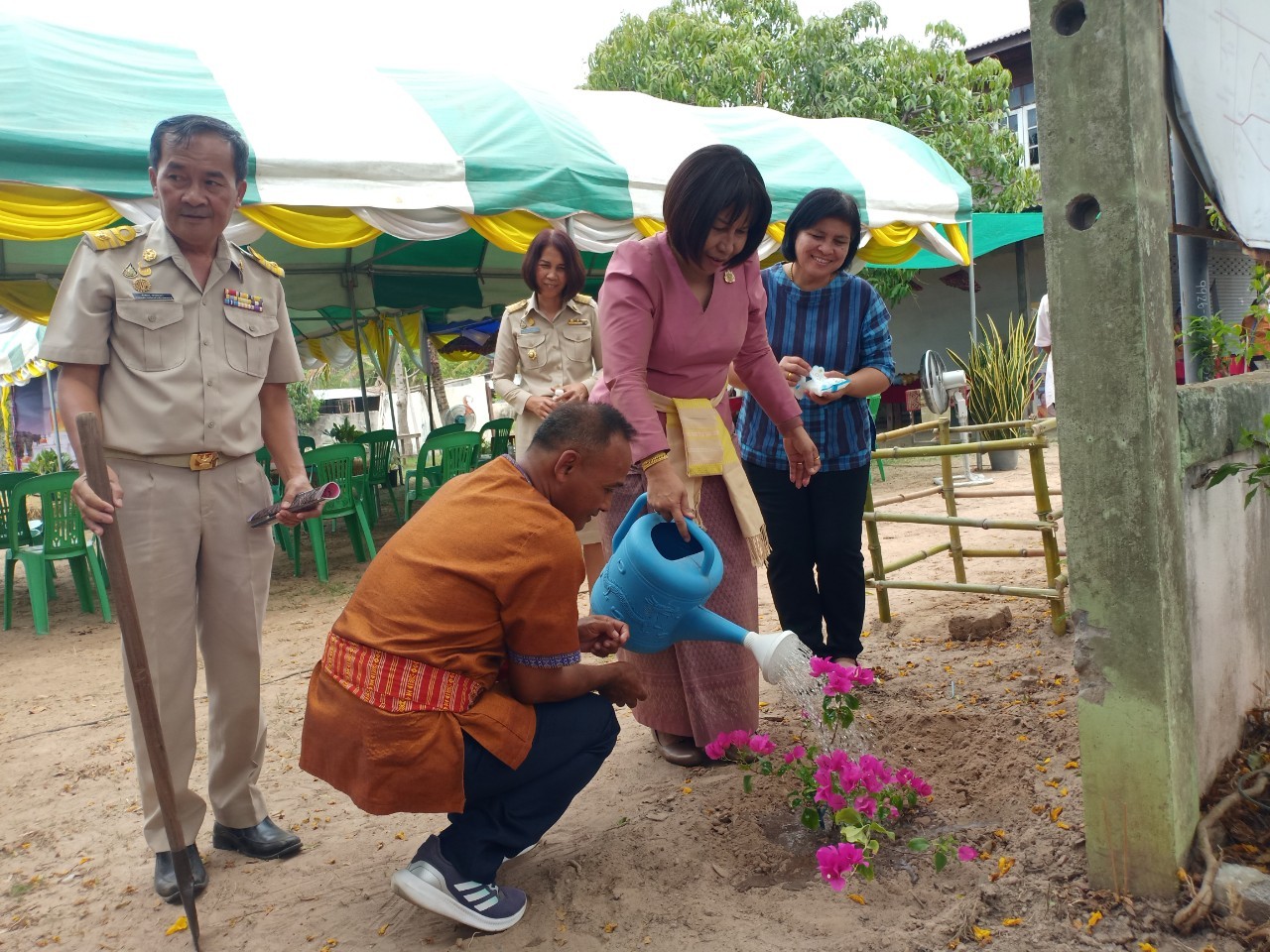 พช.มหาสารคาม ต้อนรับ นางนวลจันทร์ ศรีมงคล ผู้ตรวจราชการกรมการพัฒนาชุมชน เขตตรวจราชการที่ 12 ในการลงพื้นที่ทดสอบเส้นทางท่องเที่ยวหมู่บ้านท่องเที่ยว ตามโครงการส่งเสริมการท่องเที่ยวชุมชนกิจกรรมส่งเสริมการเรียนรู้ที่นักท่องเที่ยวลงมือปฏิบัติ (D-HOPE) ในพื้นที่อำเภอนาดูน จังหวัดมหาสารคาม