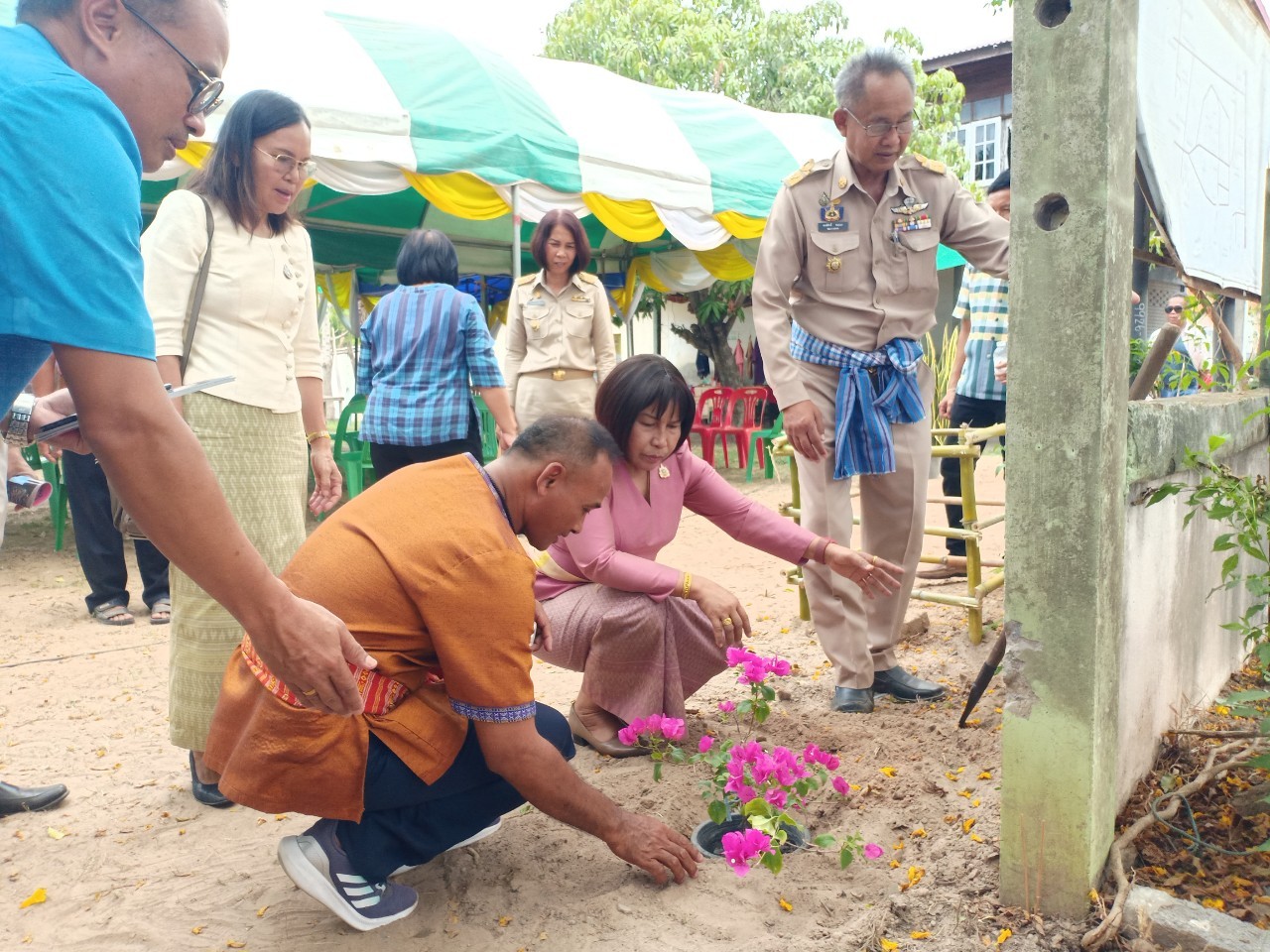 พช.มหาสารคาม ต้อนรับ นางนวลจันทร์ ศรีมงคล ผู้ตรวจราชการกรมการพัฒนาชุมชน เขตตรวจราชการที่ 12 ในการลงพื้นที่ทดสอบเส้นทางท่องเที่ยวหมู่บ้านท่องเที่ยว ตามโครงการส่งเสริมการท่องเที่ยวชุมชนกิจกรรมส่งเสริมการเรียนรู้ที่นักท่องเที่ยวลงมือปฏิบัติ (D-HOPE) ในพื้นที่อำเภอนาดูน จังหวัดมหาสารคาม