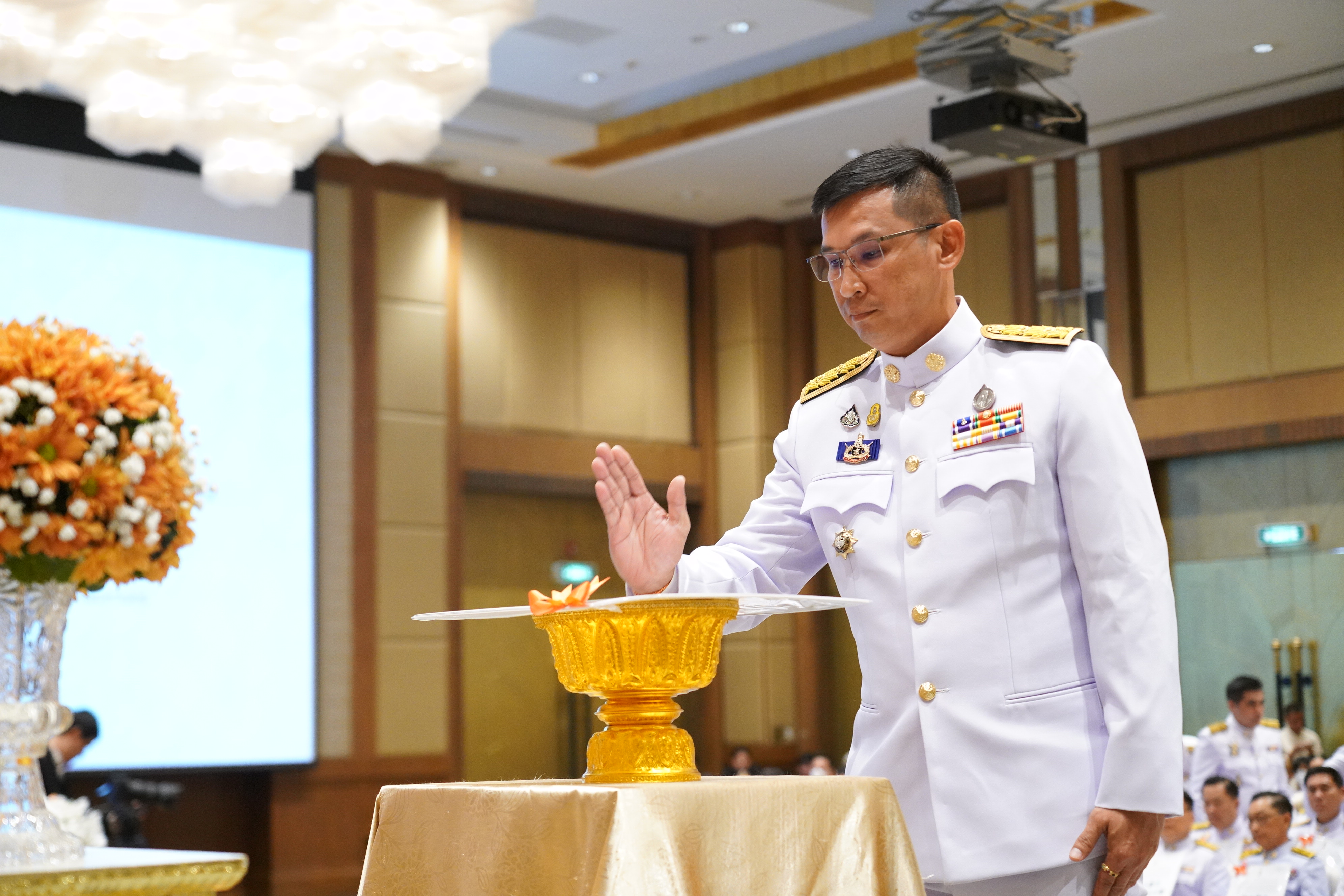 ผู้ว่าราชการจังหวัดมหาสารคาม เข้ารับมอบลายผ้าพระราชทาน “ผ้าลายสิริวชิราภรณ์” “ผ้าลายชบาปัตตานี” และเครื่องหมายรับรองสินค้าแฟชั่นและหัตถกรรมพระราชทาน “Sustainable Fashion : แฟชั่นแห่งความยั่งยืน”